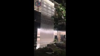 پرده آب در درخشش شب