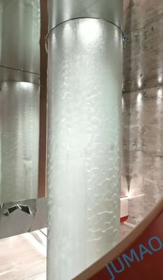 دیواری با آب با شبکه ی فلزی نوآورانه که جلوه های بصری خارق العاده ای را ارائه می دهد