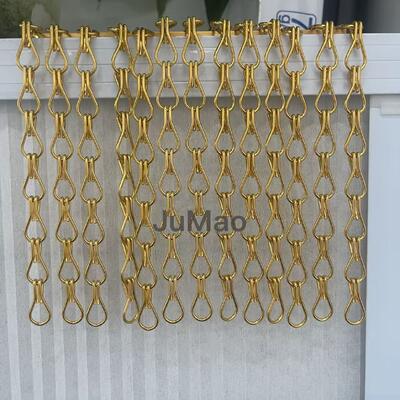 پرده های فلزی تزئینی که روی سقف نصب شده اند مناسب فضای مناسب برای سالن های کنفرانس لابی ها و محیط های خرده فروشی هستند