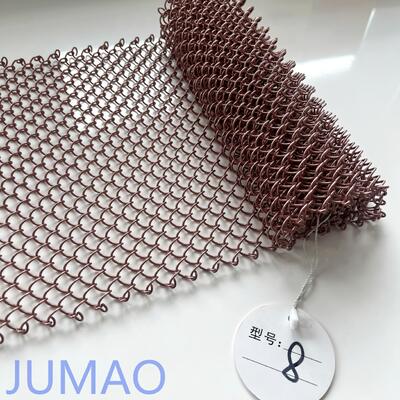 پرده های فلزی داخل رستوران که قسمت های اتاق را زیبا و عملی می کنند