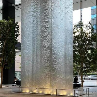 مجسمه دیواری آبشاری دینامیک پرده آب از جنس استنلس استیل اثر هنری منظره آب